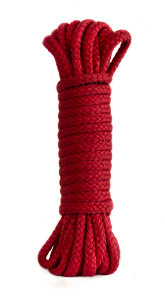 Красная веревка из полиэфира для связывания партнера. Не содержит примесей, которые могут стать раздражителями кожи или повредить её.