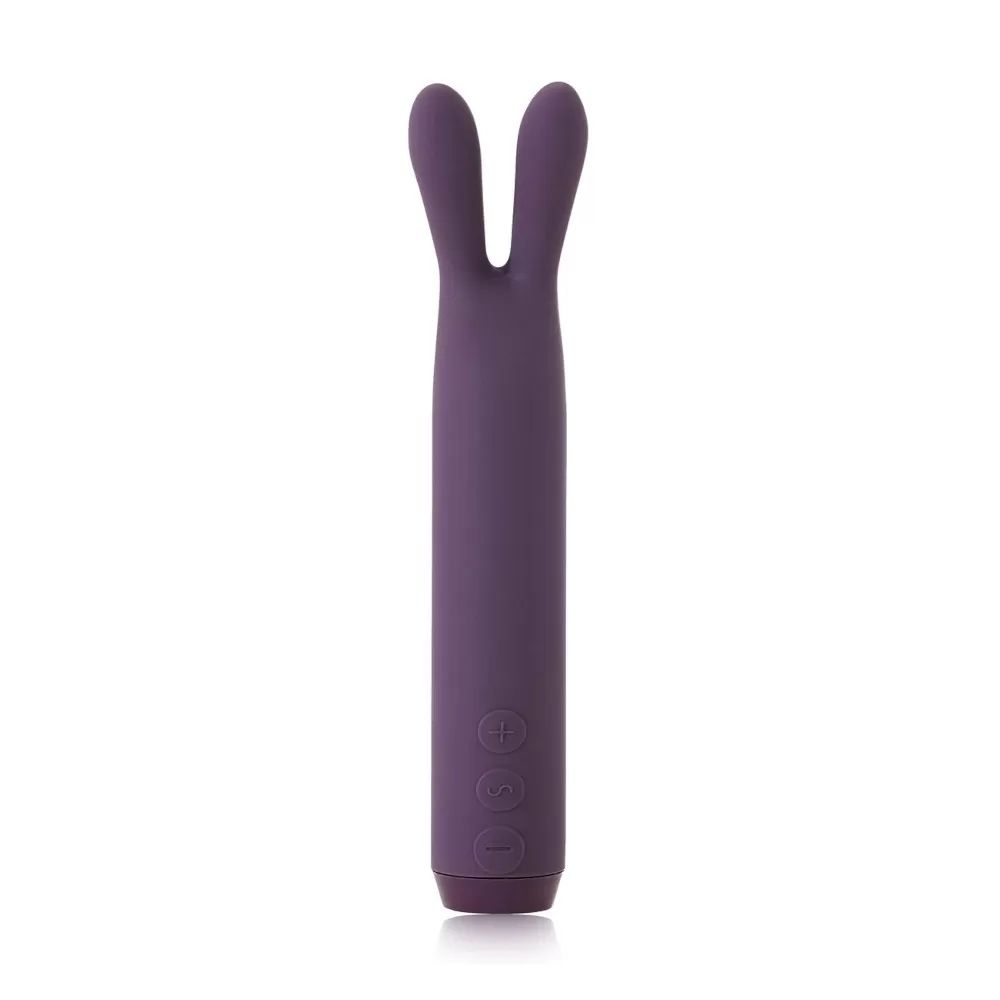 Je Joue Rabbit Bullet Vibrator – сочетание премиального европейского качества и привлекательного дизайна. Эта компактная игрушка деликатно стимулирует клитор и половые губы мяконькими ушками. Всего за несколько минут мягкие волны вибрации уносят на вершину сексуального удовольствия.