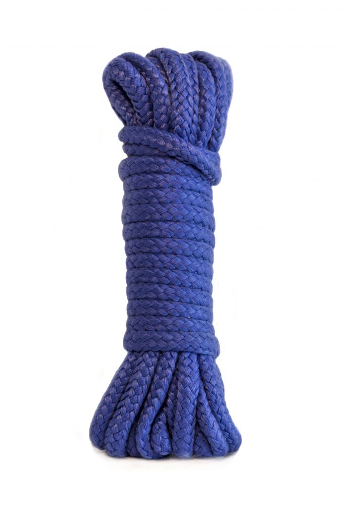 Синяя веревка из полиэфира для связывания партнера. Не содержит примесей, которые могут стать раздражителями кожи или повредить её.