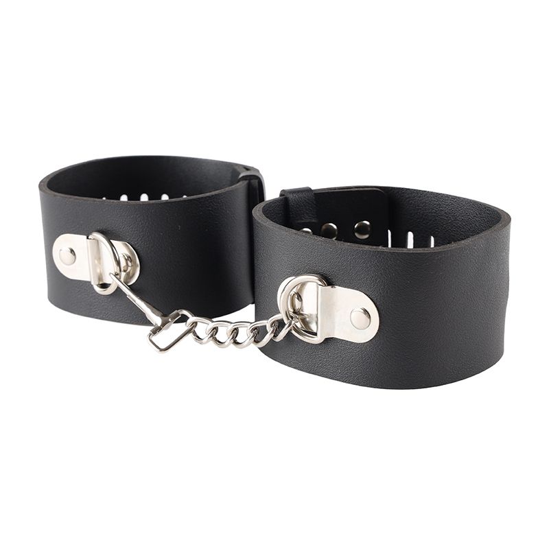 Черные гладкие наручники с металлическими вставками и замком. Ширина - 5 см.
