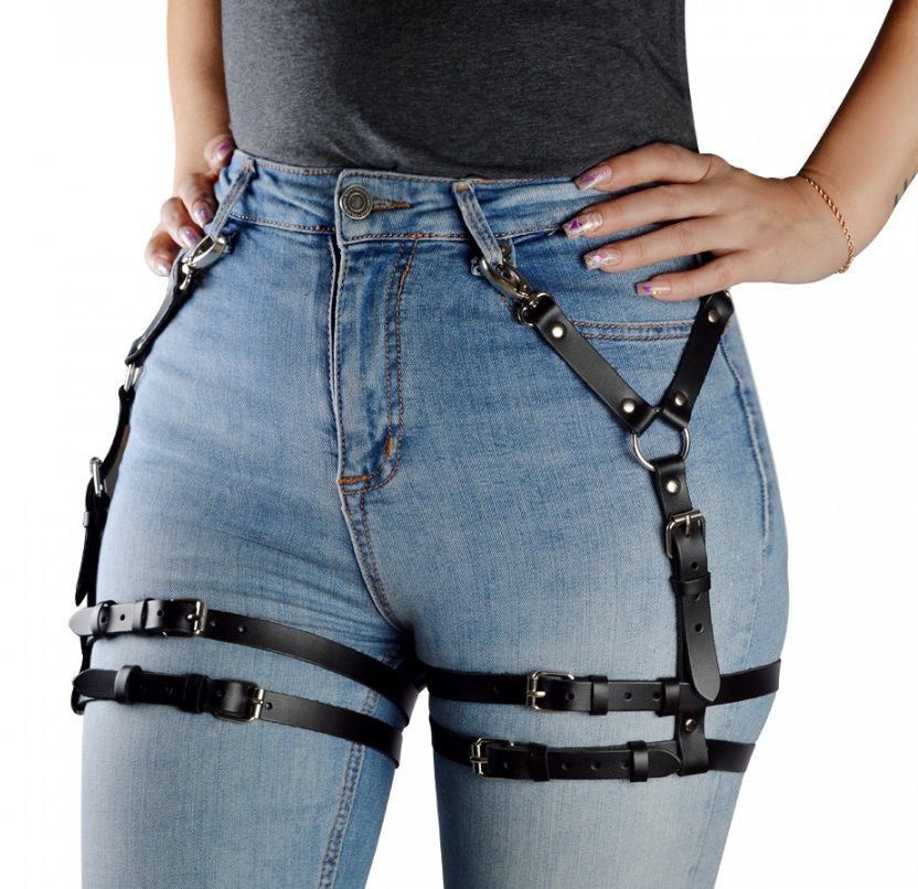 Гартеры Калипсо изготовлены из натуральной кожи и имеют металлические карабины для фиксации на джинсах/брюках. Гартеры регулируются при помощи металлических пряжек.