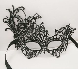 Кружевная маска в венецианском стиле с многочисленными узорами. Завязывается на атласные ленты. Упаковка - бумажный конверт. Размеры - 22 х 13,5 см.