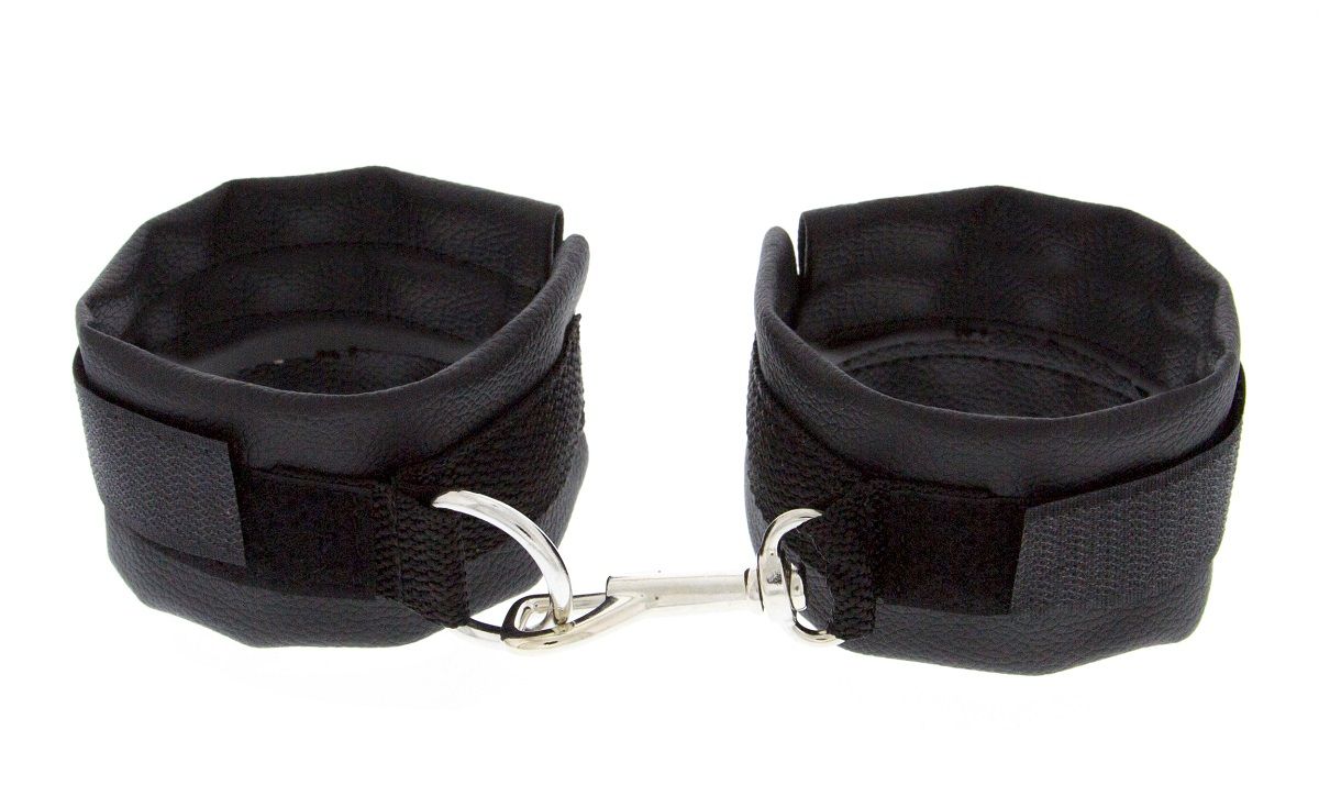 Чёрные полиуретановые наручники с карабином Beginners Wrist Restraints. Ширина - 5 см.