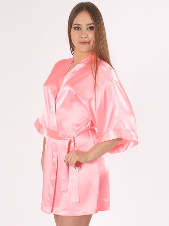 Короткий халат, покроя кимоно из искусственного однотонного шелка. Свободной формы, с запахом под пояс. С широким рукавом длиной три четверти. По низу рукавов и борту - планки. Соответствие размеров: XL - 50-52, F - 42-50.