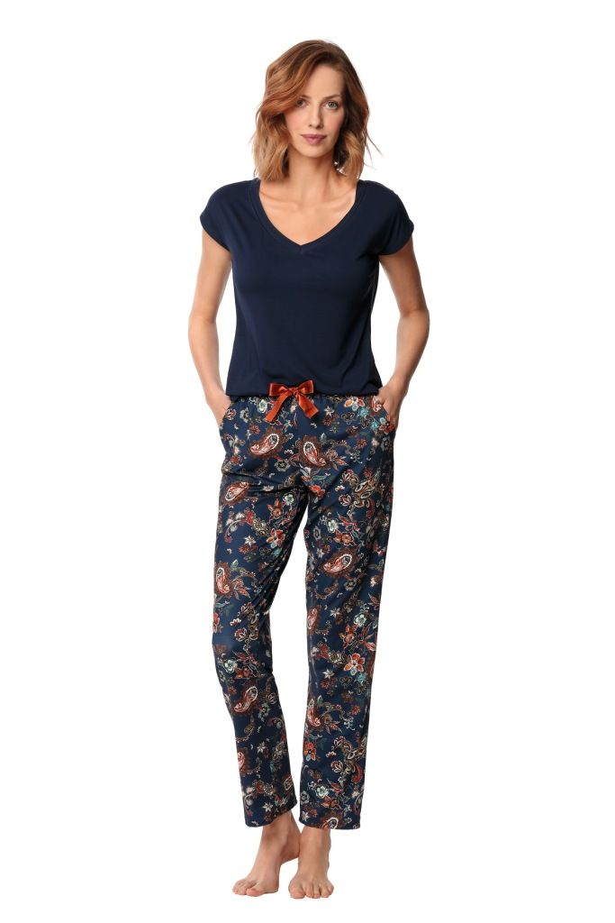 Пижама Livia: топ с коротким рукавом, V-образная горловина, длинные брюки с цветочным принтом, с карманами.  В комплекте: топ, брюки.