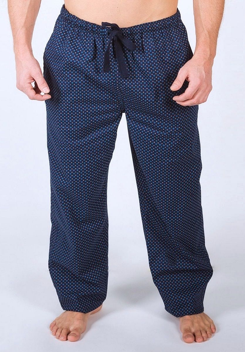 Удобные тонкие мужские брюки свободного кроя. Они изготовлены из приятной к телу легкой хлопковой ткани и оформлены мелким узором. Удобный пояс на резинке дополнен шнурками для регулировки объема.