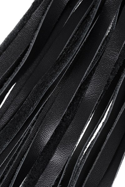 Чем дополнить образ сексуального Господина или Госпожи? Конечно же, плетью от Pecado.Аксессуар изготовлен из безопасного и экологичного материала. Аромат натуральной кожи дико возбуждает, а удобная ручка, комфортно сидит в ладони. Не соскальзывает в процессе игр. Хвостовая часть атрибута состоит из мягких кожаных лент. Этот материал дарит приятные осязательные ощущения в местах прикосновения с телом. И в моменты нежных ласк, и в секунды горячих наказаний господином. Удобная рукоятка комфортно ложится как в мужскую, так и в женскую руку. Отлично подходит для активного воздействия по разгоряченному телу, а также для терпких прелюдий в играх.  Длина рукояти – 20 см.