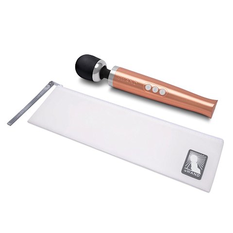 Наш отмеченный наградами перезаряжаемый вибрационный массажер в обновленной версии! Литой аккумуляторный вибромассажер le WAND — это мощный универсальный ванд с усиленным металлическим стержнем для мощных и сильных вибраций. Этот изящный и стильный массажер с 10 скоростями вибрации и 20 режимами вибрации идеально подходит для тех, кто хочет добавить немного больше удовольствия своему телу. Элегантная конструкция le WAND обеспечивает сфокусированную вибрацию в силиконовой гибкой головке игрушки. Универсальный удобный массажер гарантирует мощное, пронизывающее удовольствие. <br><br>  Прочный и простой в обращении, этот безопасный для тела вибромассажер - беспроводной и удобный, что делает его идеальным девайсом для игры в одиночку или с партнером. Он также оснащен дорожным замком travel-lock, который не позволит неожиданно включиться вибромассажеру во время транспортировки в сумке или чемодане. Он полностью перезаряжается через USB, поэтому вы можете получать удовольствие даже в дороге.<br><br>  Покупая le WAND Die Cast в роскошной подарочной упаковке вы получаете комплект, состоящий из мощного массажера с гибкой силиконовой головкой, зарядкой USB и удобным чехлом для путешествий. <br><br>  Вибратор НЕ совместим с насадками le WAND от классического ванда или уменьшенной версии le WAND petite. Не является водонепроницаемым, но, однако, защищен от брызг. Используйте лубриканты на водной основе при необходимости, избегайте попадания воды на электрические части вибромассажера. После использования промойте стимулятор со специальным чистящим мылом, или с любым мягким моющим средством. Высушите, обработайте антибактериальным специальным средством, при необходимости, и уберите в специальную фирменную сумку на хранение до следующего использования.