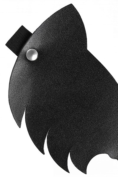 Попробуйте новые ощущения в эротических играх с маской от Pecado. Закрытая маска обеспечивает полное ограничение зрительных чувств. А это дарит высокий градус пикантного возбуждения в сценариях с подчинением. Аксессуар полностью ручной работы. Минималистичный дизайн завораживает своей простотой. А аромат натуральной кожи добавляет нотки дерзкого возбуждения в процессе использования. Благодаря эластичной и растяжимой ленте, атрибут надевается легким движением руки. И при необходимости, также легко снимается. Износостойкий материал имеет разницу в тактильных ощущениях с обеих сторон: лицевая сторона маски тактильно приятная. А оборотная, которая контактирует с кожей, чуть жестче. Подходит как для мужчин, так и для женщин. Погрузитесь в мир наслаждения, вместе с Pecado. Ширина - 10 см.