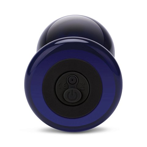 Небольшой вибрирующий плаг из темно-синего стекла с классической формы максимально направленно передает вибрацию. Игрушки из стекла очень гигиеничны, гипоаллергенны. За ними легко ухаживать - промойте после использования теплой водой с мылом, избегая попадания на электрические части, затем высушите. Капсула с вибропулей легко извлекается из стимулятора, и легко вставляется обратно. Вибромассажер на дистанционном пульте управления, который действует на расстоянии до 6 метров. Пульт с покрытием soft-touch, не скользит в руке, даже при использовании лубрикантов. Отдайте пульт своему партнеру, и пусть он руководит вашим удовольствием. Плаг имеет ограничительное основание, что позволяет ему оставаться на своем месте, не продвигаясь внутрь тела.  Минимальный диаметр - 3 см.