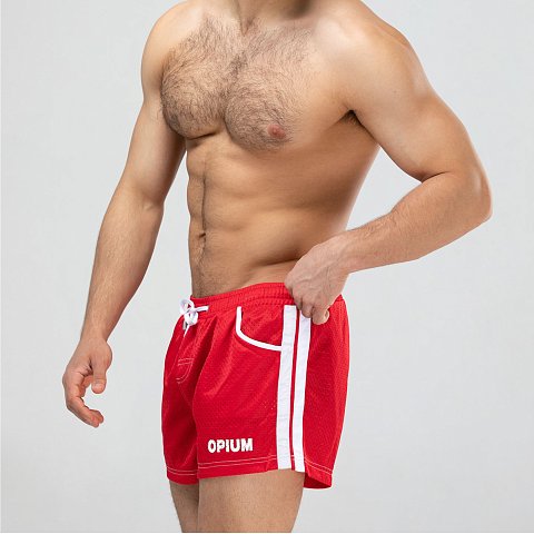 Мужские спортивные короткие шорты из быстросохнущего перфорированного двухслойного материала. Основной цвет оттенён яркими лампасами. Пояс на резинке дополнен регулирующим контрастным шнурком с брендированными металлическими эглетами. Удобные боковые карманы для мелочей. Контрастная отстрочка швов. Шорты имеют внутренние дополнительные сетчатые плавки для комфортного ношения. Эта модель отлично сидит и подходит не только для пляжа, плавания, но и активного занятия спортом.