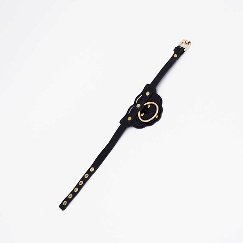 Представляем вам ошейник с уникальным дизайном , который станет вашим идеальным выбором для создания особой атмосферы. Этот ошейник — это гармоничное сочетание нежности, элегантности и функциональности, созданное для тех, кто ценит детали и безупречный стиль. <br><br>  Изделие выполнено из натуральной кожи треугольной формы с декоративными резными узорами , которые добавляют ему изысканности и индивидуальности. Основа состоит из двух частей: ремешка и узорной части, на которой расположено стальное кольцо с золотистым покрытием , подчеркивающее роскошь аксессуара. Резные элементы придают изделию нежность и элегантность, акцентируя внимание на красоте тела.<br><br>   Упаковка? Она тоже произведение искусства! Ошейник доставляется в фирменной упаковке с брендированной деревянной подложкой, которая не только защищает изделие, но и делает его идеальным подарком для особого человека… или для себя любимой(-ого).