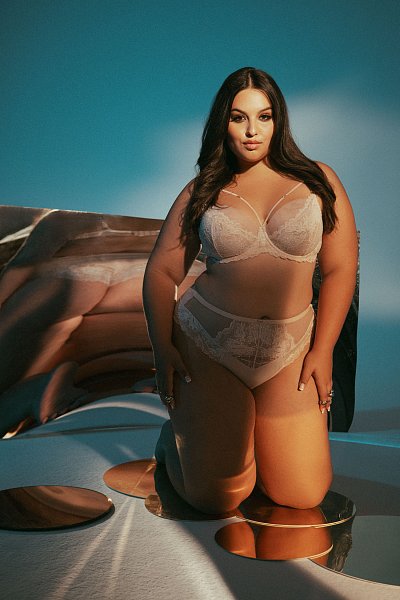 Бюстгальтер 2155 M Fiesta выполнен на основе модели 1824 в пудровом цвете shimmer, на косточках, чашки шитые, из тюля телесного цвета, верхняя часть чашки из тюля, сложенного вдвое, который становится практически незаметным на коже, чашки покрыты восхитительным, мерцающим серебристым, нежно-розовым кружевом, которое изящно смотрится на коже. В зоне декольте тонкие съемные бретели с подвижными металлическими декоративными элементами с кристаллами. Пояс из эластичного сетчатого полотна. Бретельки не отстёгиваются, регулируются по длине, на спине застёжка - удлинитель на 2 и 3 крючках, фурнитура металлическая. У бюстгальтеров/купальных лифов AVA довольно тугой пояс, который адаптируется под тело после нескольких дней носки или одной-двух стирок. Рекомендуем использовать удлинитель пояса бюстгальтера на первое время либо выбирать следующий за «своим» размер, с поясом длиннее.