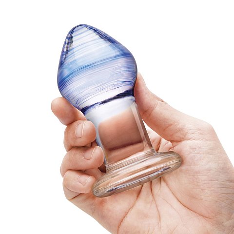 Чувственные и практичные, эти стеклянные анальные пробки — отличный способ попробовать и исследовать анальную стимуляцию. Анальный тренировочный комплект Pleasure Droplets включает в себя три удобные пробки-стимулятора из гладкого прочного стекла, которые можно нагревать или охлаждать в теплой воде. Они разработаны так, чтобы чувствовать себя комфортно. С коническим зауженным кончиком на каждой пробке, который позволяет легко вводить их. Плоское широкое основание надежно удерживает их на месте, создавая дополнительные ощущения при каждом движении. А их красивые, нежные цвета добавят художественности во время игр в вашей спальне!  Длина большой пробки - 9 см, диаметр - 5 см.<br> Длина средней пробки - 7,5 см, диаметр - 4,6 см.<br> Длина малой пробки - 6,5 см, диаметр - 4 см.<br>