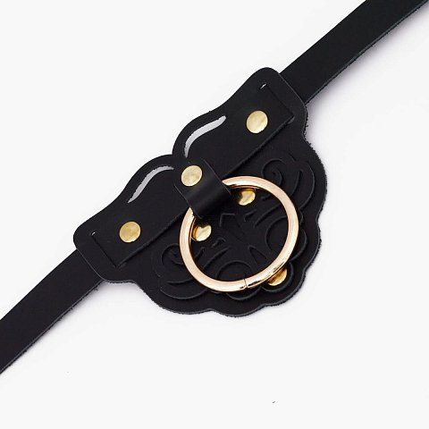 Представляем вам ошейник с уникальным дизайном , который станет вашим идеальным выбором для создания особой атмосферы. Этот ошейник — это гармоничное сочетание нежности, элегантности и функциональности, созданное для тех, кто ценит детали и безупречный стиль. <br><br>  Изделие выполнено из натуральной кожи треугольной формы с декоративными резными узорами , которые добавляют ему изысканности и индивидуальности. Основа состоит из двух частей: ремешка и узорной части, на которой расположено стальное кольцо с золотистым покрытием , подчеркивающее роскошь аксессуара. Резные элементы придают изделию нежность и элегантность, акцентируя внимание на красоте тела.<br><br>   Упаковка? Она тоже произведение искусства! Ошейник доставляется в фирменной упаковке с брендированной деревянной подложкой, которая не только защищает изделие, но и делает его идеальным подарком для особого человека… или для себя любимой(-ого).