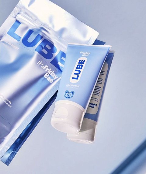 Гель-смазка Friday Bae Lube предлагает здоровое, естественное и длительное скольжение для ваших игр в одиночку или с партнером. Подходит как для вагинального, так и для анального использования. Шелковистая текстура геля сделает ваши занятия любовью яркими и чувственными. Смазка Friday Bae Lube на водной основе произведена во Франции и на 98,81% состоит из ингредиентов натурального происхождения.