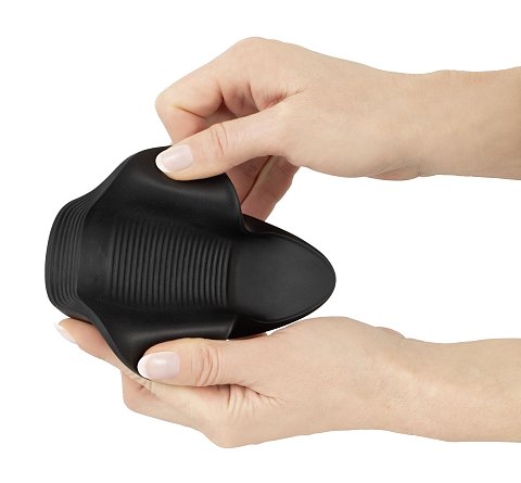 Удобный мастурбатор с гибкими крылышками надежно удерживает пенис и обеспечивает комфортную фиксацию даже в неэрегированном состоянии. Внутренние рельефные канавки интенсивно массируют головку и усиливают ощущения. 10 режимов вибрации легко переключаются с помощью кнопок + / –, позволяя точно настроить стимуляцию под настроение. Высококачественный силикон приятно ощущается на коже и делает использование особенно комфортным. Перезаряжаемый – USB-кабель для зарядки входит в комплект.