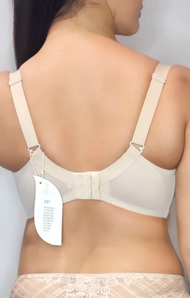 Бюстгальтер A-221 M выполнен на основе бюста 1003 с мягкими чашками на косточках, с дополнительными боковыми поддержками, чашки шитые из неэластичной сетки, снаружи по типу топа покрыты гипюром с цветочным рисунком и геометрическим рисунком с золотым люрексом, спинка из стабилизирующей сетки, Бретельки регулируются по длине, не отстёгиваются, на спине застежка-удлинитель, слайдер в форме сердца, фурнитура металлическая крашеная.