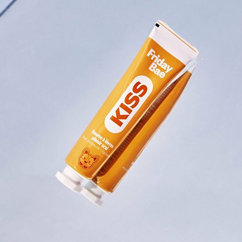 Бальзам Friday Bae Kiss не похож ни на один другой. Когда он попадает на губы, то делает их горячими и влажными. При каждом прикосновении чередуется эффект жжения и охлаждения. Бальзам создан чтобы разнообразить прелюдии и оральные ласки и подарить новые ощущения.