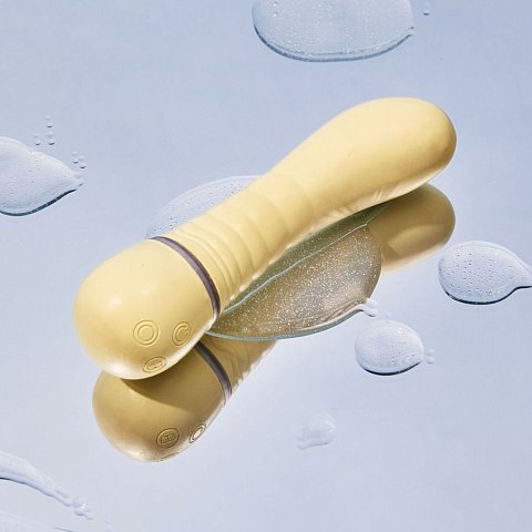 Вибратор Shibae Toys создан для того, чтобы дарить незабываемое удовольствие. Глубокие вибрации в анатомическом дизайне стимулируют G-точку и легко доводят до финала свою хозяйку. Практически бесшумные 10 режимов вибрации регулируются на корпусе 3 кнопками. 5 часов зарядки обеспечивают от 60 до 180 минут работы. Вибратор Shibae Toy полностью водонепроницаемый и его можно использовать ванной, душе или бассейне. А также его легко очистить и промыть под проточной водой. Корпус устройства покрыт медицинским силиконом. Чтобы поверхность вибратора не испортилась, рекомендуем использовать лубриканты только на водной основе.  В комплекте: стимулятор, USB-кабель, сумка для хранения в виде плюшевой игрушки.