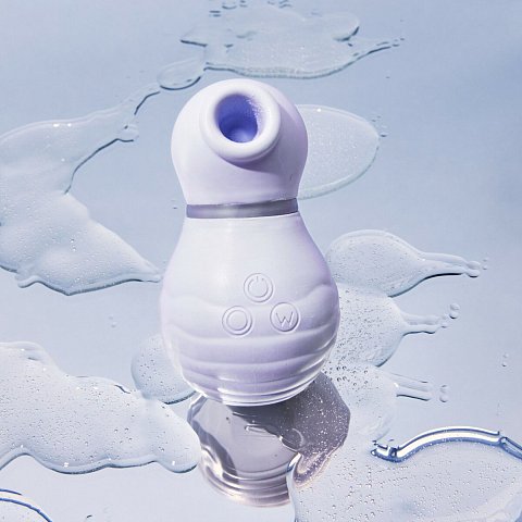 Клиторальный стимулятор Shibae Toy создан для того, чтобы дарить незабываемое удовольствие. Его чередующиеся воздушные импульсы и вибрации доведут до финала свою хозяйку. Вы сможете использовать игрушку даже в темноте, так как у нее есть подсветка.  Практически бесшумные 9 режимов вибрации регулируются на корпусе 3 кнопками. 2 часа зарядки обеспечивают до 60 минут работы. Стимулятор Shibae Toy полностью водонепроницаемый и его можно использовать ванной, душе или бассейне. А также его легко очистить и промыть под проточной водой. Корпус устройства изготовлен из АБС-пластика и покрыт медицинским силиконом.  В комплекте: стимулятор, USB-кабель, сумка для хранения в виде плюшевой игрушки.