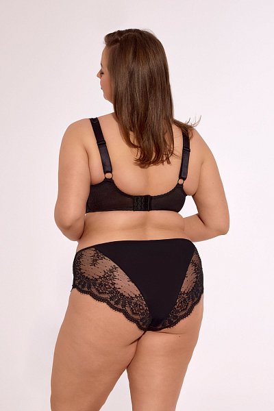 Бюстгальтер Camilla M выполнен на косточках, с дополнительными боковыми поддержками, чашки мягкие, шитые из тонкой сетки и кружевного полотна, с боковым подкроем, спинка из стабилизирующей сетки. Бретельки на плечах с мягким тонким поролоном, не отстёгиваются, регулируются по длине, на спине застёжка - удлинитель на крючках, фурнитура металлическая.