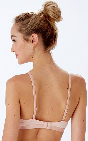 Бралетт с мягкой чашкой, на эластичном атласном поясе, полностью кружевной.