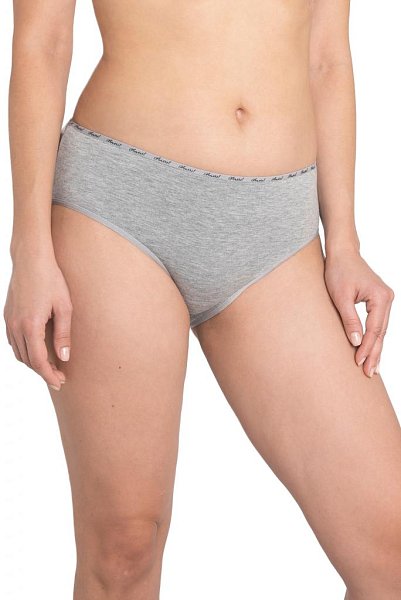 Трусы-слипы со средней линией талии, с широким бочком, выполнены из однотонного хлопкового плотна. Для обработки талии использована узкая декоративная резинка с контрастным логотипом. Хлопковая ластовица.