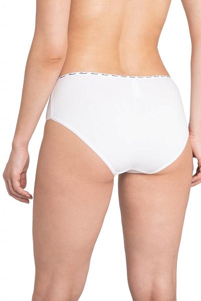 Трусы-слипы со средней линией талии, с широким бочком, выполнены из однотонного хлопкового плотна. Для обработки талии использована узкая декоративная резинка с контрастным логотипом. Хлопковая ластовица.