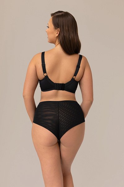 Бюстгальтер A-222 M выполнен на косточках, с боковыми поддержками для предотвращения скатывания пояса, чашки мягкие шитые из гипюра с принтом  в виде лимончиков, с боковым подкроем, с Т-образным швом, продублированы черной стабилизирующей сеткой. Спинка из плотной стабилизирующей сетки. Бретельки не съемные, регулируются по длине, на спине застёжка - удлинитель на крючках, фурнитура металлическая крашеная.