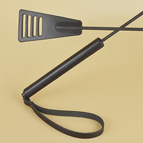 Черный кожаный стек «Сириус». Стек состоит из двойного шлепка из натуральной кожи, гибкого хлыста и жесткой рукояти, обтянутой кожей.  На стеке имеется ремешок для ношения на запястье. Длина рукояти - 16 см.<br> Длина наконечника - 11 см.