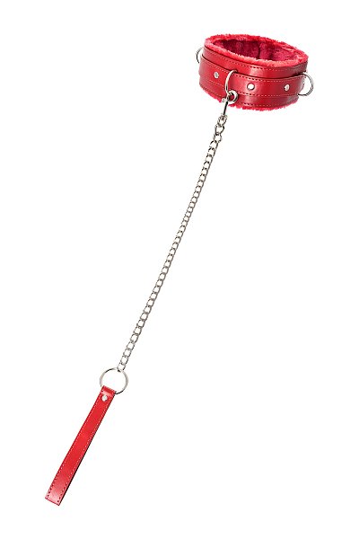 Ошейник яркого красного цвета с металлической отделкой говорит не об агрессии. Этот ошейник говорит о страсти, которую можно проявить, но только с разрешения Доминанта. Подкладка из искусственного меха немного смягчит давление на шею, поэтому выбор этого ошейника можно считать проявлением любви и заботы Доминанта к своему рабу. Ведь в мире БДСМ ошейник — это не только своеобразный ограничитель свободы, но и символ принадлежности своему Хозяину. Пристегивающийся по центру поводок заставляет следовать за Хозяином, куда бы тот ни пошел. Размер регулируется с помощью металлической пряжки, которая служит одновременно декоративным элементом, и добавляет образу немного хардкора. Длина ошейника - 43,5 см, ширина - 5,5 см.<br> Длина поводка - 80 см.