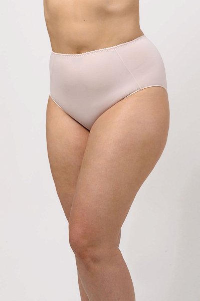 Трусы-слипы из полиамидного полотна с вставками из ажурного кружева. Оригинальный крой позволяет моделировать фигуру, поддерживая ягодицы и утягивая нижнюю область живота. Создают ощущение максимального комфорта и чувство защищённости. Модель обладает высокой посадкой. Подкладка хлопок 100%.