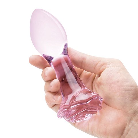 В наборе из трех анальных плагов Rosebud представлены пробки трех размеров, которые помогут вам подготовиться к анальным играм. Изготовленный из гладкого прочного нежно-розового стекла, этот набор легко моется, безопасен для тела, гипоаллергенен и всегда готов к использованию. Конический зауженный кончик каждой пробки облегчает введение и обеспечивает удобство использования. Плоское расклешенное основание удерживает пробку на месте в вашем любом положении, что делает их идеальными для пар или игры в одиночку. <br><br>   Поскольку они не боятся воды, вы можете брать эти пробки в ванну или душ для анальных развлечений развлечься. А поскольку каждая пробка изготавливается вручную, то нет двух абсолютно одинаковых, каждая абсолютно индивидуальна в своем исполнении. Каждый анальный плаг имеет великолепное основание в форме розы и доступен в трех размерах.     Длина большой пробки - 11,5 см, диаметр - 3,8 см.<br> Длина средней пробки - 7,6 см, диаметр - 3,4 см.<br> Длина малой пробки - 7 см, диаметр - 2,8 см.<br>