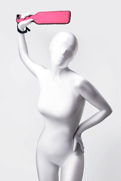 Доминирование и подчинение с помощью ограничения свободы — это еще не все, что вы можете сделать друг с другом. Для серьезного господства и наказания вам пригодится шлепалка. В ваших руках серьезный инструмент для жесткого наказания. Регулируя силу воздействия и чередуя шлепки разными сторонами, можно добиться контрастных ощущений. Шлепалка имеет оптимальную площадь, благодаря чему на коже будут оставаться горячие следы внушительного размера. Шлепалка имеет две стороны. Красная сатиновая сторона холоднее на ощупь и жестче по воздействию. Черная сторона более мягкая и подходит для нежного наказания - легкие шлепки или поглаживания. Петля служит для более удобного захвата.  Длина рабочей части - 23 см., ширина - 9,5 см.