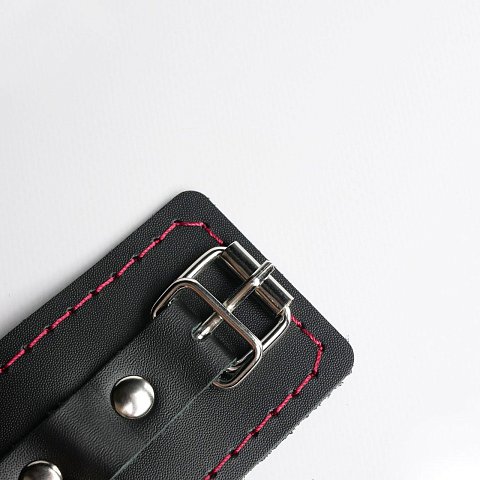 Встречайте наручники с лаконичным и стильным дизайном , которые станут вашим универсальным выбором для создания особой атмосферы. Эти наручники — это идеальное сочетание комфорта, функциональности и элегантности, созданное для тех, кто ценит простоту и безупречный вкус. <br><br> Изделие выполнено из одного слоя натуральной кожи с мягким ремешком и стальным кольцом , которое добавляет конструкции прочности и современный шарм. Декоративная строчка красного цвета по краям подчеркивает стильный дизайн и добавляет изделию игривости. В комплект входит соединительный элемент из кожи с двумя надежными карабинами , которые обеспечивают стабильность и контроль. <br><br> Общая длина изделия составляет 28 см , а каждая манжета имеет размеры 18,5 х 7 см , что делает их универсальными и подходящими для любого типа использования (от 19 до 27 см). Благодаря своей универсальности, эти наручники подойдут как для любовных игр, так и для завершения вашего образа в качестве модного аксессуара. <br><br> Упаковка? Она тоже часть удовольствия! Наручники доставляются в фирменной упаковке с брендированной деревянной подложкой, которая не только защищает изделие, но и делает его идеальным подарком для особого человека… или для себя любимого(-ой). Длина манжет - 18,5 см, ширина - 7 см.