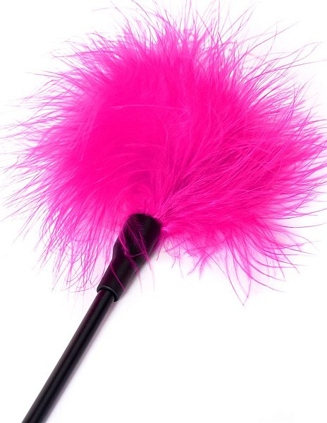 Щекоталка с розовым пушком на кончике.