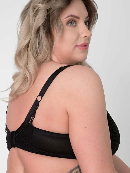 Бюстгальтер A-103 U выполнен на косточках, с боковыми поддержками, чашки шитые по типу чашки лотус с тонким поролоном черного цвета, внутренняя сторона прошита хлопковым трикотажем, внешняя из черной сетки с фантазийной вышивкой зеленой нитью, спинка из плотной стабилизирующей сетки, декорирована черным кружевом. Бретельки не отстёгиваются, регулируются по длине, на спине застёжка - удлинитель на крючках, фурнитура металлическая крашеная.