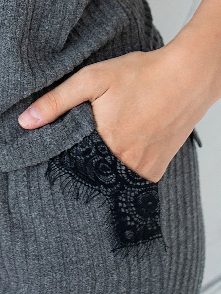 Женский комплект: футболка с коротким рукавом и брюки из мягкого трикотажа «в рубчик» на основе вискозы. Лаконичный, чуть расклешенный силуэт, приятная струящаяся ткань на основе вискозы, спокойный и благородный серый цвет, сдержанный декор в виде кружевных лампасов на рукавах. В комплекте: футболка, брюки.