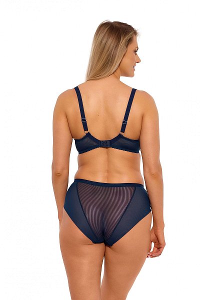 Трусики-слипы Sonia выполнены из эластичной полосатого трикотажа и сетки, на спинке вставки из сетки, сложенной вдвое. Ластовица проложена 100% хлопком.