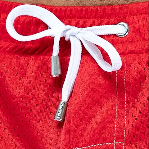 Мужские спортивные короткие шорты из быстросохнущего перфорированного двухслойного материала. Основной цвет оттенён яркими лампасами. Пояс на резинке дополнен регулирующим контрастным шнурком с брендированными металлическими эглетами. Удобные боковые карманы для мелочей. Контрастная отстрочка швов. Шорты имеют внутренние дополнительные сетчатые плавки для комфортного ношения. Эта модель отлично сидит и подходит не только для пляжа, плавания, но и активного занятия спортом.