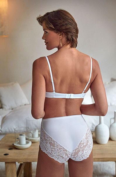 Трусики-слипы с высокой талией из мягкой микрофибры и вставок из объемного кружева. Линия открытия ножки выполнена по бесшовной технологии.