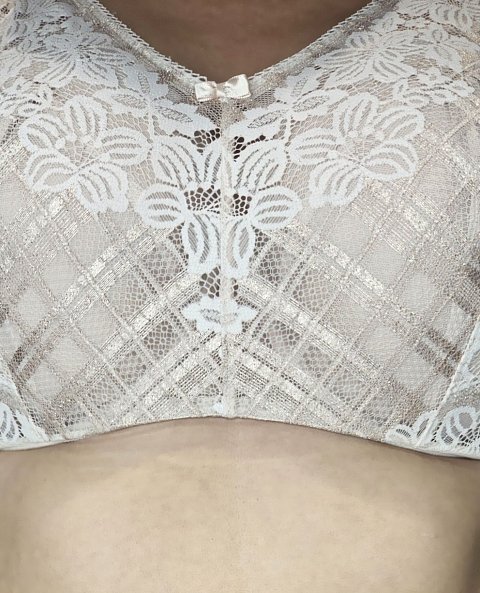 Бюстгальтер A-221 M выполнен на основе бюста 1003 с мягкими чашками на косточках, с дополнительными боковыми поддержками, чашки шитые из неэластичной сетки, снаружи по типу топа покрыты гипюром с цветочным рисунком и геометрическим рисунком с золотым люрексом, спинка из стабилизирующей сетки, Бретельки регулируются по длине, не отстёгиваются, на спине застежка-удлинитель, слайдер в форме сердца, фурнитура металлическая крашеная.