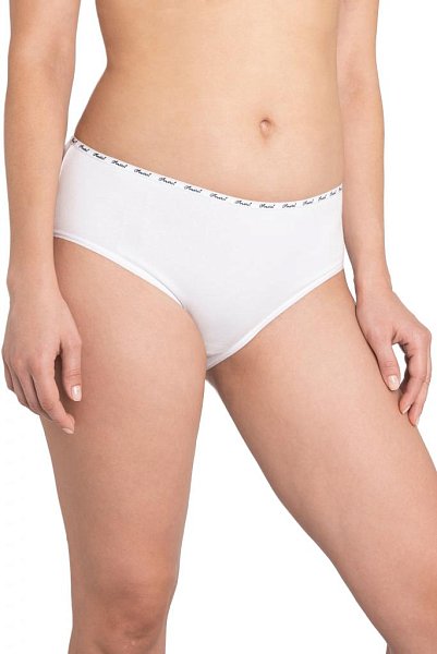 Трусы-слипы со средней линией талии, с широким бочком, выполнены из однотонного хлопкового плотна. Для обработки талии использована узкая декоративная резинка с контрастным логотипом. Хлопковая ластовица.