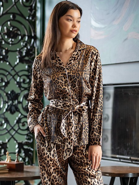 Великолепный домашний костюм: жакет на пуговицах и брюки. Роскошная шелковистая ткань с леопардовым принтом, ставшим уже классикой модного гардероба, струится и благородно переливается на  свету, создавая образ соблазнительной хищницы. «Успокаивает» комплект отделка тонким атласным бежевым кантом и классический пижамный силуэт. В комплекте: жакет, брюки.
