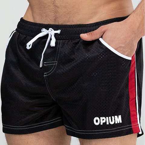 Мужские спортивные короткие шорты из быстросохнущего перфорированного двухслойного материала. Основной цвет оттенён яркими лампасами. Пояс на резинке дополнен регулирующим контрастным шнурком с брендированными металлическими эглетами. Удобные боковые карманы для мелочей. Контрастная отстрочка швов. Шорты имеют внутренние дополнительные сетчатые плавки для комфортного ношения. Эта модель отлично сидит и подходит не только для пляжа, плавания, но и активного занятия спортом.