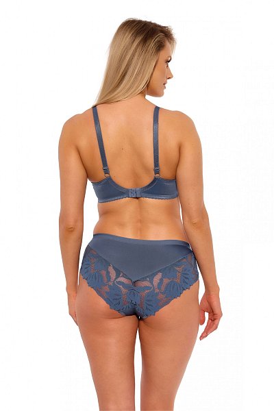 Бюстгальтер Keto PU выполнен на косточках, с дополнительными боковыми поддержками, чашки шитые, нижняя часть на тонком поролоне, внутренняя сторона прошита хлопковым трикотажем, верхняя часть чашки из тонкой сетки, внешняя часть из кружевного полотна с растительным рисунком, спинка из стабилизирующей сетки. Бретельки не отстёгиваются, регулируются по длине, на спине застёжка - удлинитель на крючках, фурнитура металлическая крашеная.