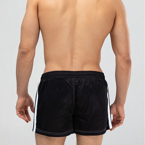 Мужские спортивные короткие шорты из быстросохнущего перфорированного двухслойного материала. Основной цвет оттенён яркими лампасами. Пояс на резинке дополнен регулирующим контрастным шнурком с брендированными металлическими эглетами. Удобные боковые карманы для мелочей. Контрастная отстрочка швов. Шорты имеют внутренние дополнительные сетчатые плавки для комфортного ношения. Эта модель отлично сидит и подходит не только для пляжа, плавания, но и активного занятия спортом.