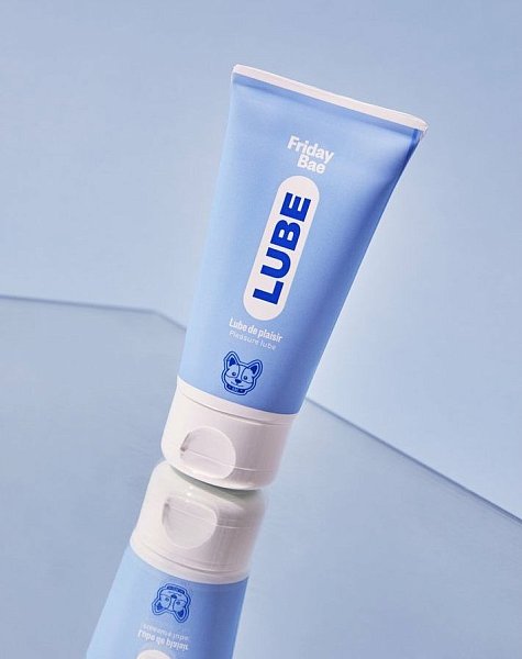 Гель-смазка Friday Bae Lube предлагает здоровое, естественное и длительное скольжение для ваших игр в одиночку или с партнером. Подходит как для вагинального, так и для анального использования. Шелковистая текстура геля сделает ваши занятия любовью яркими и чувственными. Смазка Friday Bae Lube на водной основе произведена во Франции и на 98,81% состоит из ингредиентов натурального происхождения.