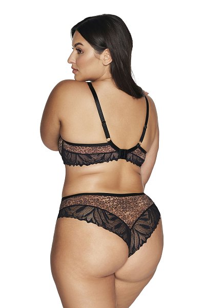 Комфортный бюстгальтер Black Panther выполнен на основе модели 1030 с шитыми чашками на косточках, нижняя часть чашек на тонком поролоне с внутренней стороны проложена хлопковым трикотажем, внешняя сторона из сетки с хищным принтом, верхняя часть чашки из телесной сетки, сложенной вдвое и прикрытой кружевом. Восхитительная композиция из пятнистого трикотажа, богато переплетенного черного кружева и нежного тюля телесного цвета идеально формирует бюст. Пояс из эластичного сетчатого полотна и кружева продублирован телесной сеткой. Бретельки регулируются по длине, не отстегиваются, на спине застёжка на удлинитель на 2 крючка, фурнитура металлическая цвета желтого золота. У бюстгальтеров/купальных лифов AVA довольно тугой пояс, который адаптируется под тело после нескольких дней носки или одной-двух стирок. Рекомендуем использовать удлинитель пояса бюстгальтера на первое время либо выбирать следующий за «своим» размер, с поясом длиннее.